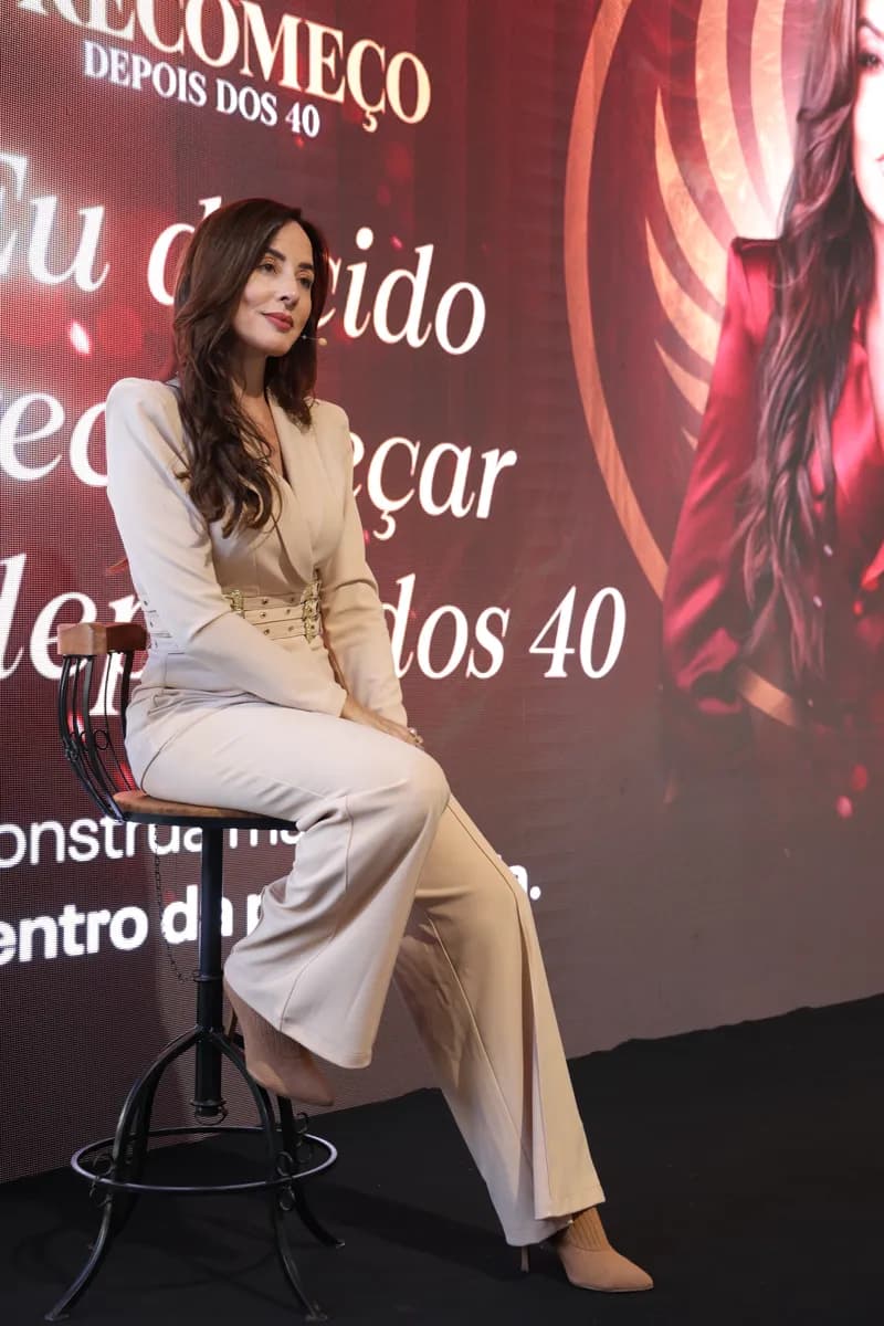 Tati Lima apresentando